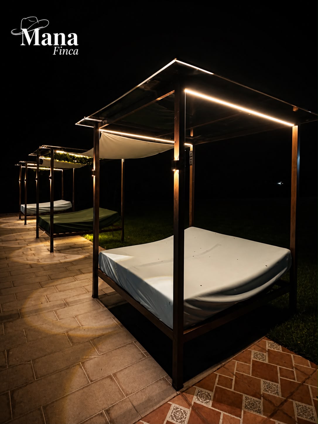 Camas de descanso con techo iluminadas de noche