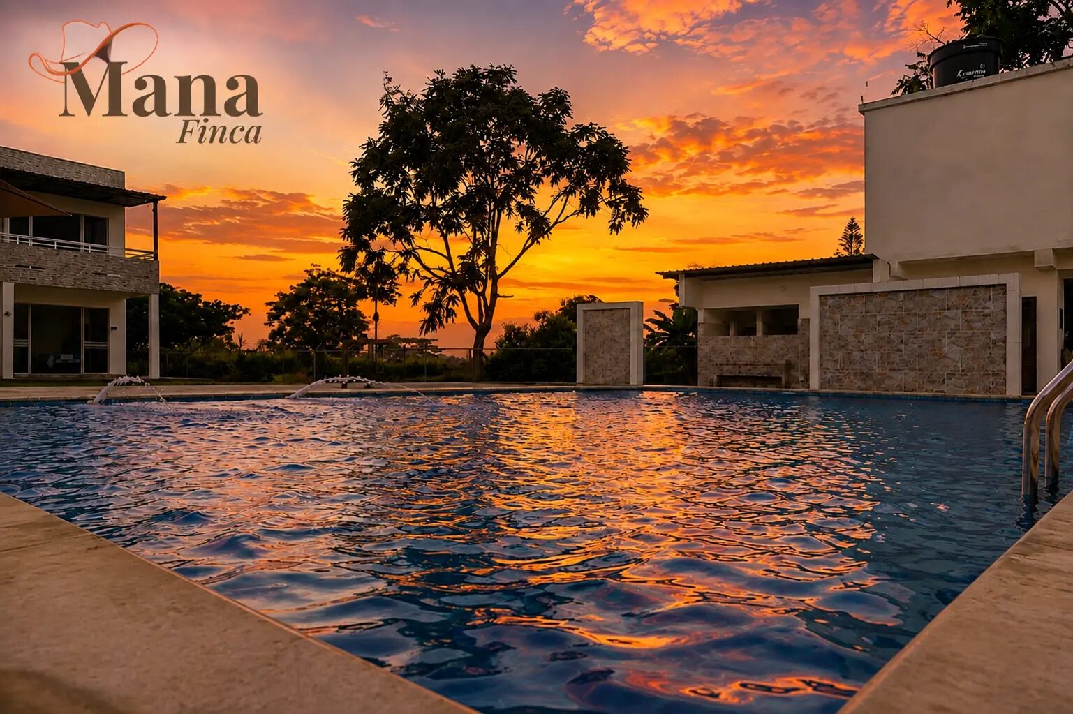 Atardecer reflejado en la piscina de Finca Mana